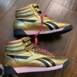 Super rare find classic gold Reebok woman’s sneakers size 6